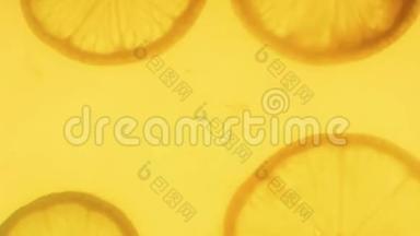 特写4k片柠檬片落在罐子里的背光柠檬水中